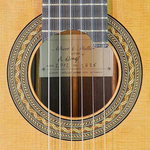 Rosette und Schild der Konzertgitarre Albert & Müller, Meistergitarre von Agron Llanaj nach Antonius Müller gebaut mit Doubletop Zeder, Palisander, Baujahr 2012, Mensur 64 cm