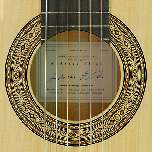Klassische Gitarre gebaut vom Gitarrenbauer Andreas Flick mit Fichtendecke Zargen und Boden mit Nussbaum auf Kiefernkern, Mensur 65 cm, Baujahr 2019, Rosette, Label