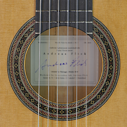 Klassische Gitarre gebaut vom Gitarrenbauer Andreas Flick mit Zederdecke Zargen und Boden mit Nussbaum auf Kiefernkern, Mensur 65 cm, Baujahr 2019, Rosette, Label