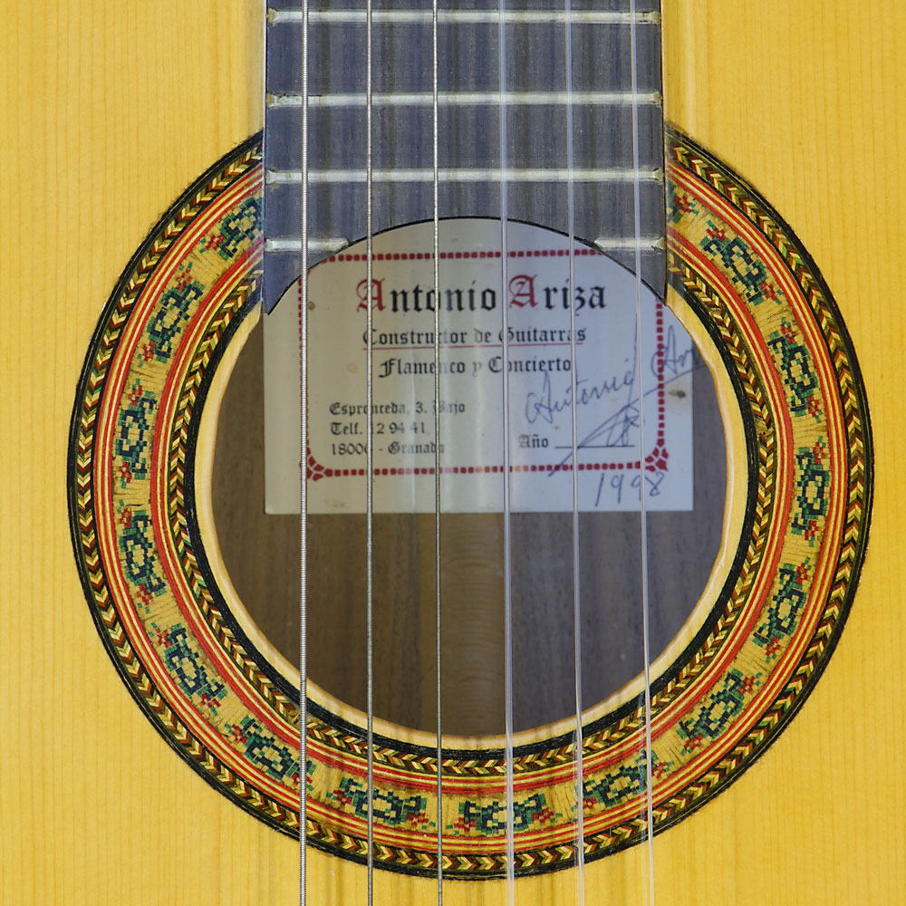 Spanische Konzertgitarre des Gitarrenbauers Antonio Ariza aus Fichte und Nussbaum, Baujahr 1998, Rosette, Label