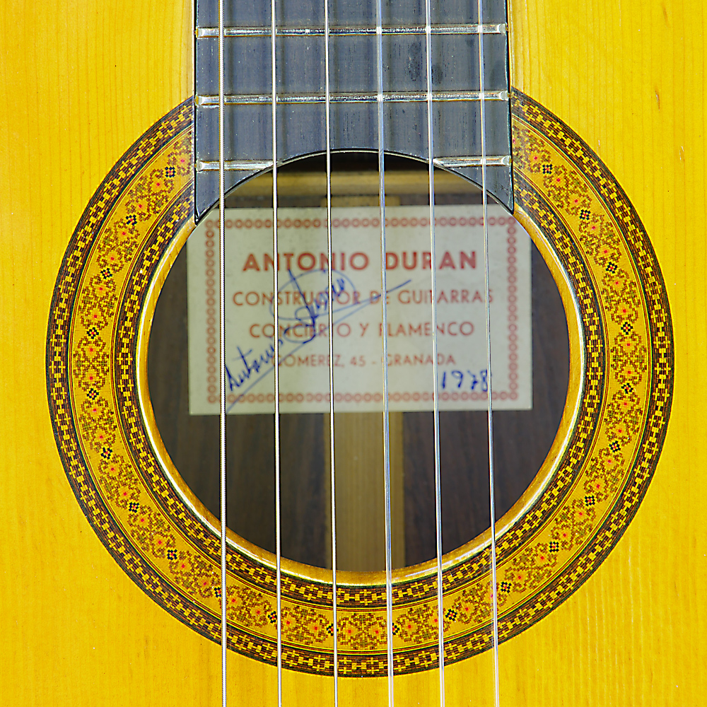 Klassische Gitarre gebaut in Granada vom spanischen Gitarrenbauer Antonio Duran mit Fichtendecke und Zargen und Boden aus Palisander, Baujahr 1978, Rosette, Label, Schild