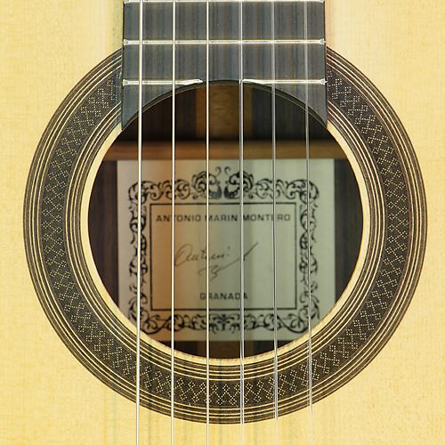 Rosette und Schild von klassischer Gitarre Antonio Marin Montero Fichte, Palisander, Mensur 65 cm, Baujahr 2017