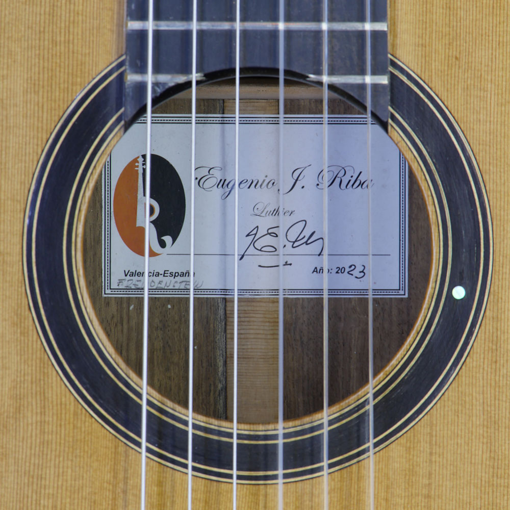 Rosette, Schild und Label von Gitarre Eugenio Riba mit Zederndecke und Zargen und Boden aus Mangoy, Baujahr 2023