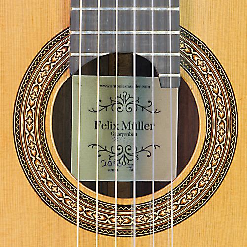 Rosette, Schild und Label von Gitarre Felix Müller mit Zederdecke und Palisander Zargen und Boden, Baujahr 2020