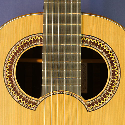 Hein Gitarrenbau klassische Gitarre Form nach Santos Hernandez (1924) und Schallloch nach Francisco Simplicio (1930), Zeder, Palisander, Mensur 65 cm, Baujahr 2020, Rosette, Schild