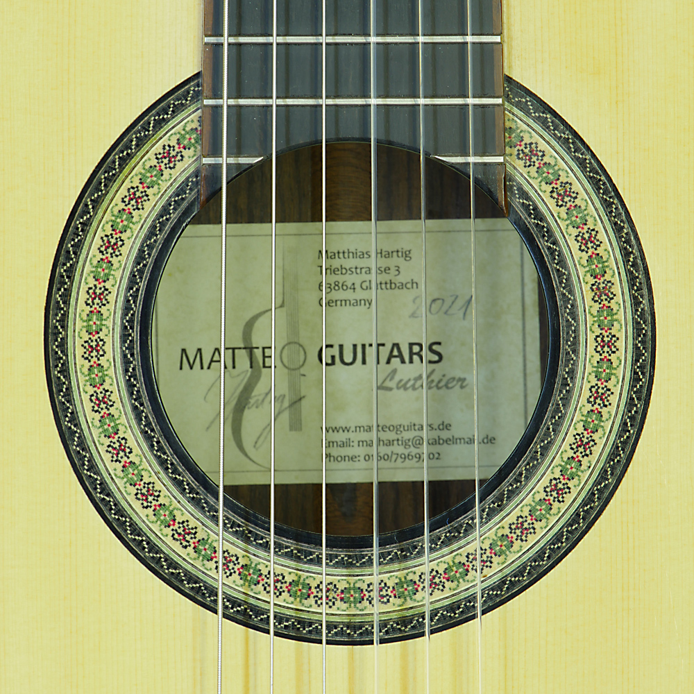 Klassische Gitarre gebaut vom Gitarrenbauer Matthias Hartig mit Fichtendecke und Zargen und Boden aus Palisandera, Mensur 65 cm, Baujahr 2021, Rosette, Label