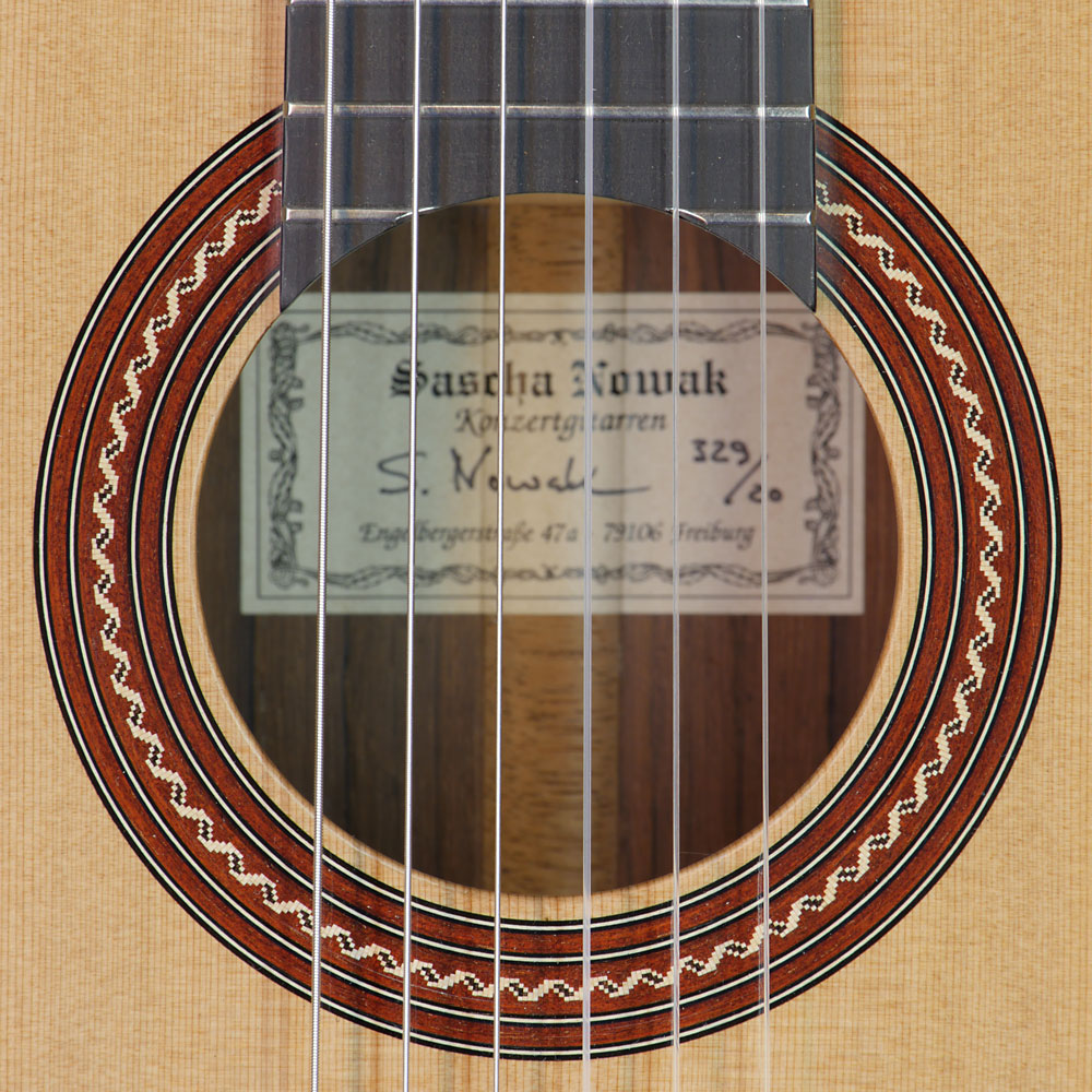 Sascha Nowak Klassische Gitarre Double Top Zeder (Balsa Lamellen), Madagaskar Palisander, Baujahr 2020, Rosette und Schild