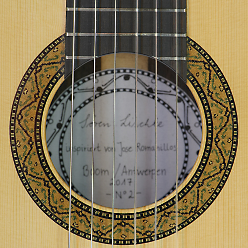 Sören Lischke Konzertgitarre mit Fichtendecke und Zargen und Boden aus Palisander, Mensur 65 cm, Baujahr 2017, Rosette, Label