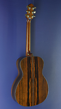 Crafter Gitarre Stage Serie, STG T-22E VVS Pro Akustikgitarre in Orchestra Form, Fichte (aged), Makassar Ebenholz, Pickup, Bevel Armauflage (abgeschrägte Zarge) Rückansicht